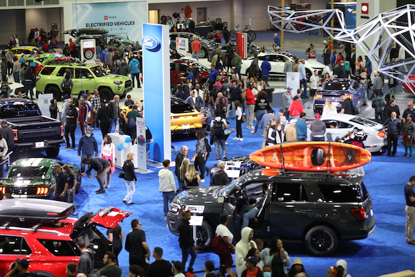 Attendees at the 2022 Experience Power conference mingle among exhibition booths.