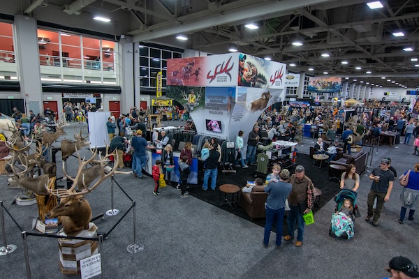 Attendees at the 2022 Experience Power conference mingle among exhibition booths.