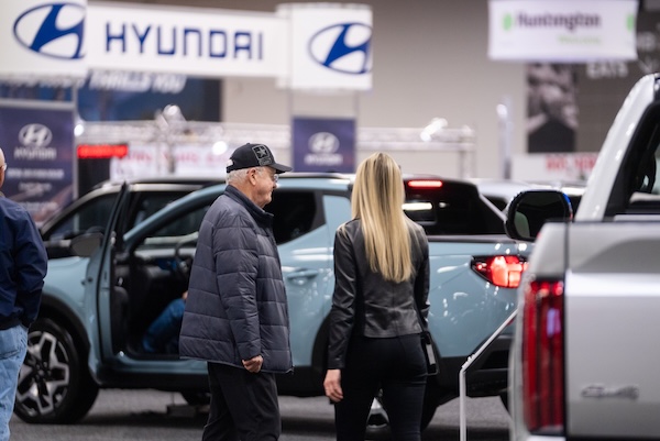 Columbus Auto Show Attendees at the 2022 Experience Power conference mingle among exhibition booths.